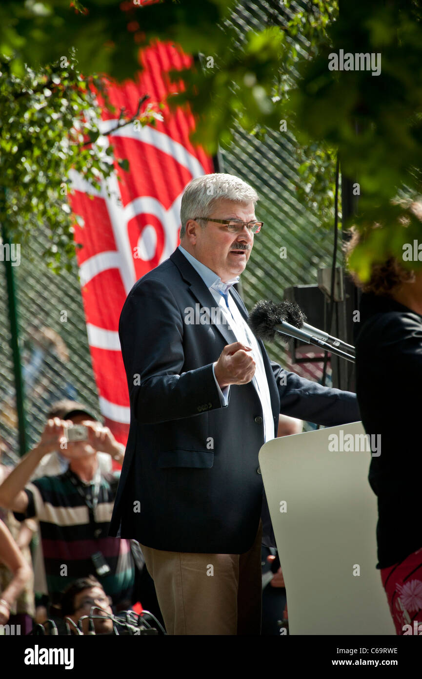 Håkan Juholt, leader del partito socialdemocratico svedese, tiene il suo discorso di estate nel sobborgo di Stoccolma Västertorp Foto Stock