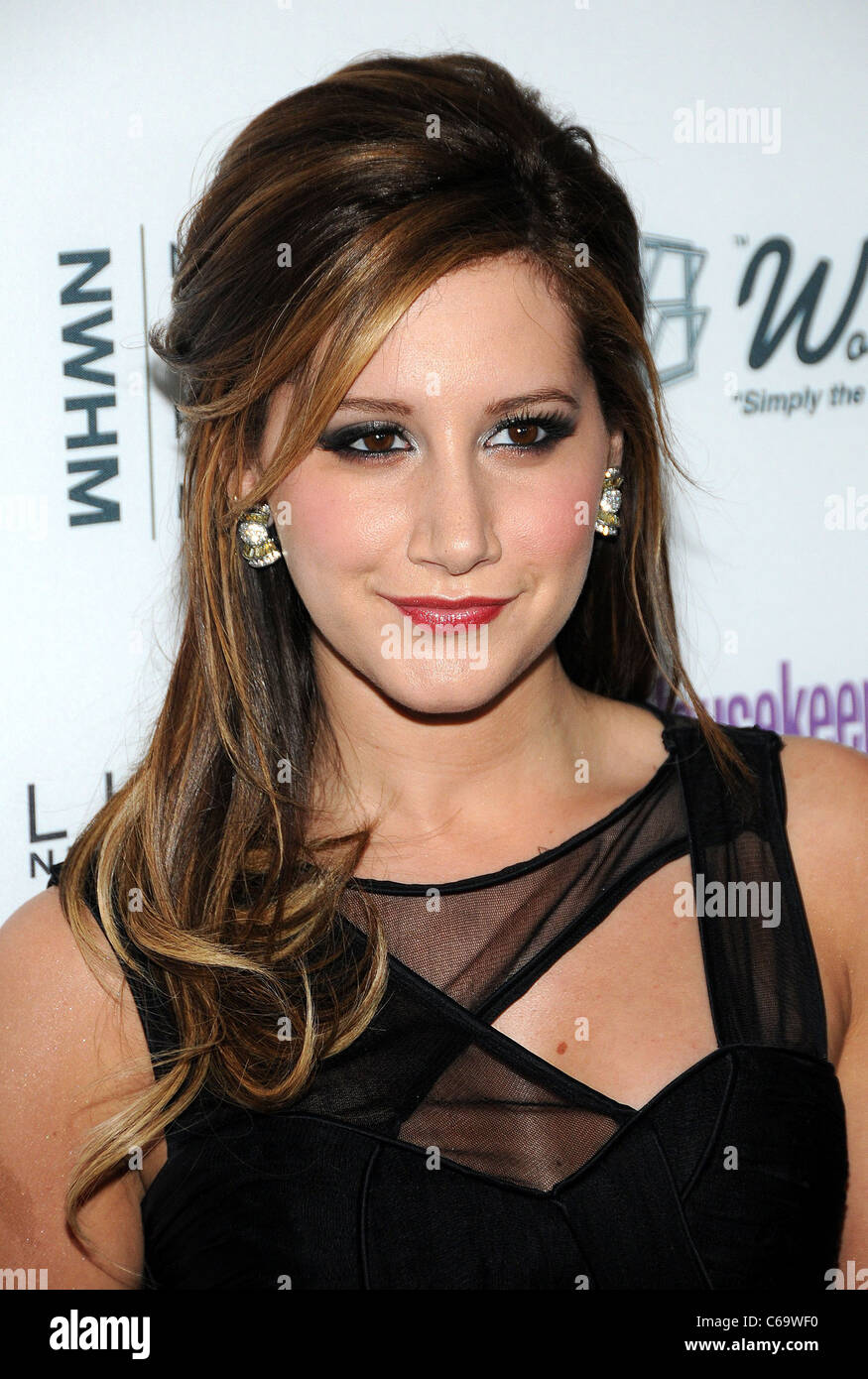 Ashley Tisdale presso gli arrivi per la buona manutenzione di risplendere sul beneficio, Radio City Music Hall di New York, NY Aprile 12, 2011. Foto di: Desiree Navarro/Everett Collection Foto Stock