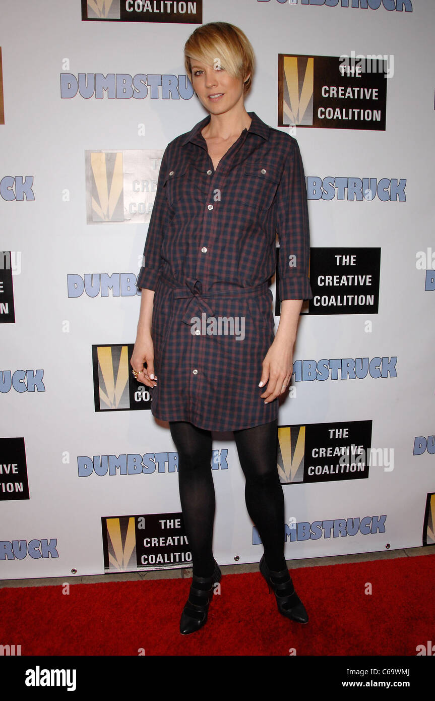 Jenna Elfman presso gli arrivi per DUMBSTRUCK Premiere, Egyptian Theatre di Los Angeles, CA il 12 aprile 2011. Foto Da: Michael Germana/Everett Collection Foto Stock