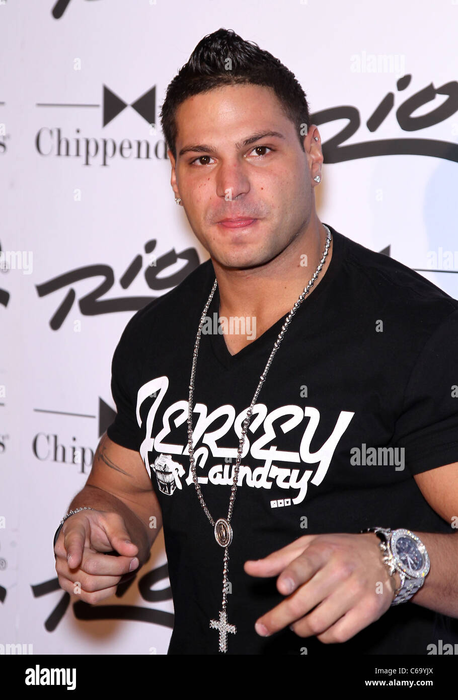 Ronnie Magro di presenze per Jersey Shore di Ronnie Magro ospita Chippendales, Teatro di Chippendales al Rio All-Suite Hotel e Casino, Las Vegas, NV Febbraio 12, 2011. Foto di: MORA/Everett Collection Foto Stock