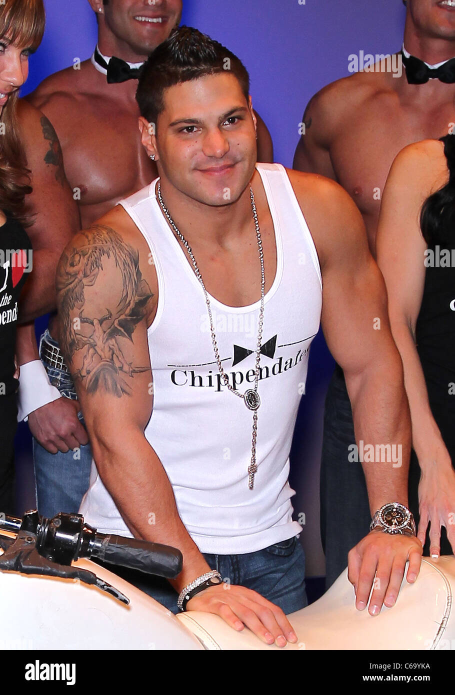 Ronnie Magro di presenze per Jersey Shore di Ronnie Magro ospita Chippendales, Teatro di Chippendales al Rio All-Suite Hotel e Casino, Las Vegas, NV Febbraio 12, 2011. Foto di: MORA/Everett Collection Foto Stock