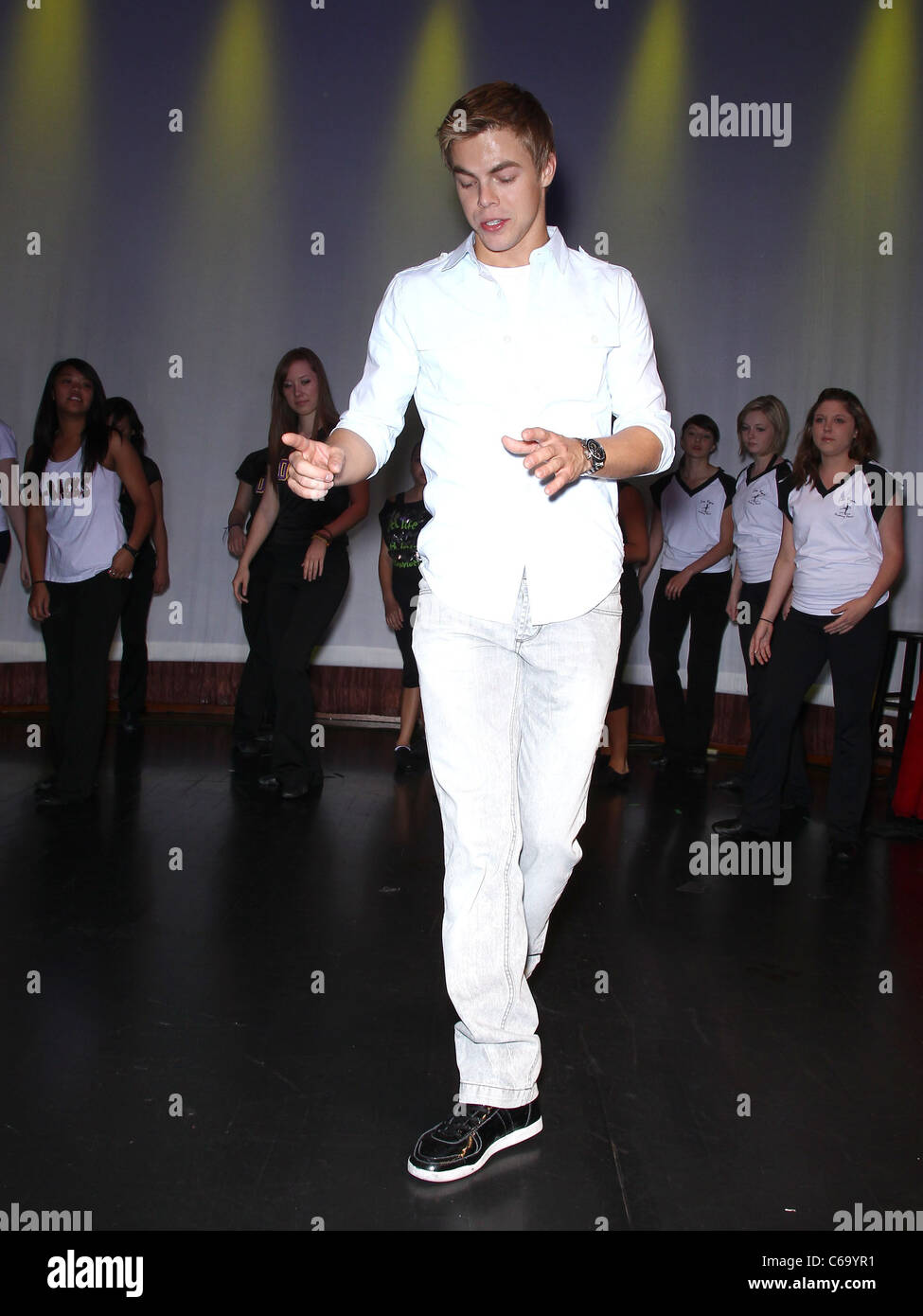 Derek Hough, in corrispondenza di una apparizione pubblica per Ballando con le stelle Derek Hough danza insegna a studenti locali, Palms Casino Resort Hotel Las Vegas NV, Marzo 12, 2011. Foto di: MORA/Everett Collection Foto Stock