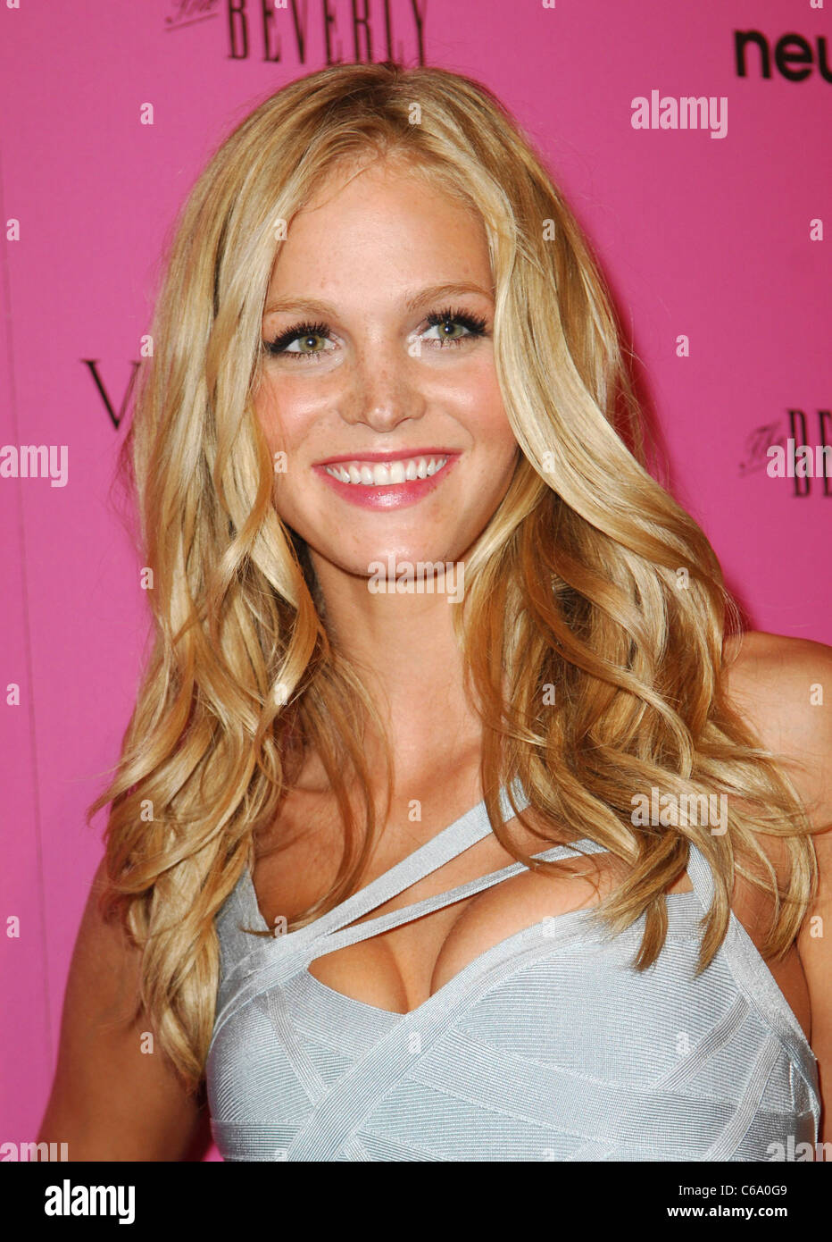 Erin Heatherton presso gli arrivi per Victoria's Secret cosa è sexy? Elenco Launch Party, il Beverly Hilton Hotel di Los Angeles, CA Maggio 12, 2011. Foto di: Elizabeth Goodenough/Everett Collection Foto Stock