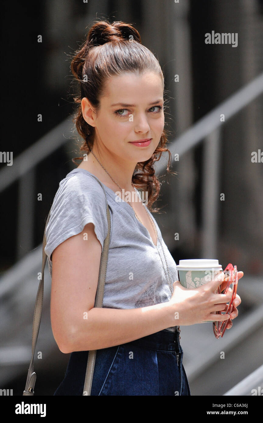 Roxane Mesquida, passeggiate al suo rimorchio a "Gossip Girl' movie set nella Upper East Side out e circa per celebrità CANDIDS Foto Stock