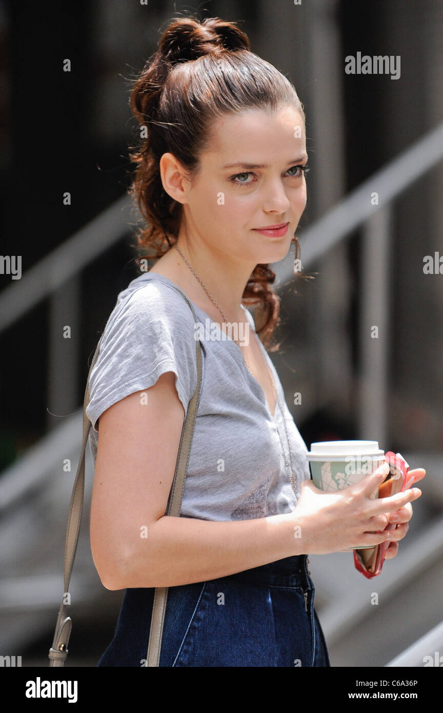 Roxane Mesquida, passeggiate al suo rimorchio a "Gossip Girl' movie set nella Upper East Side out e circa per celebrità CANDIDS Foto Stock