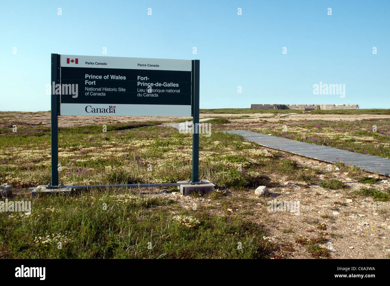 Il cartello e l'ingresso al Forte del Principe di Galles e al vecchio avamposto del bastione della Hudson's Bay Company, vicino alla città di Churchill, Manitoba, Canada. Foto Stock