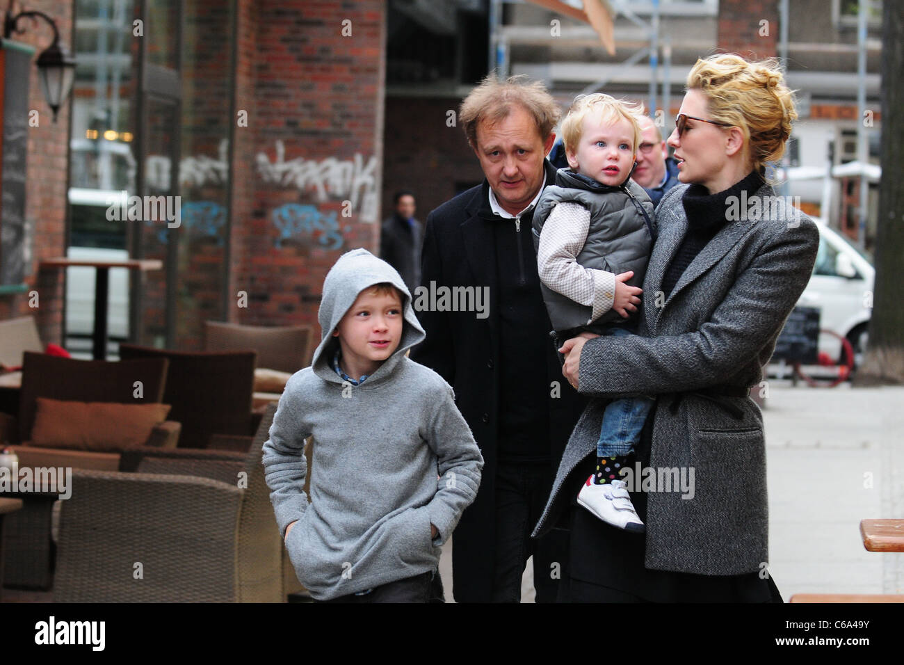 Cate Blanchett, marito Andrew Upton e i loro bambini sul loro modo di 12 Apostel ristorante italiano a Savignyplatz. Berlino, Foto Stock