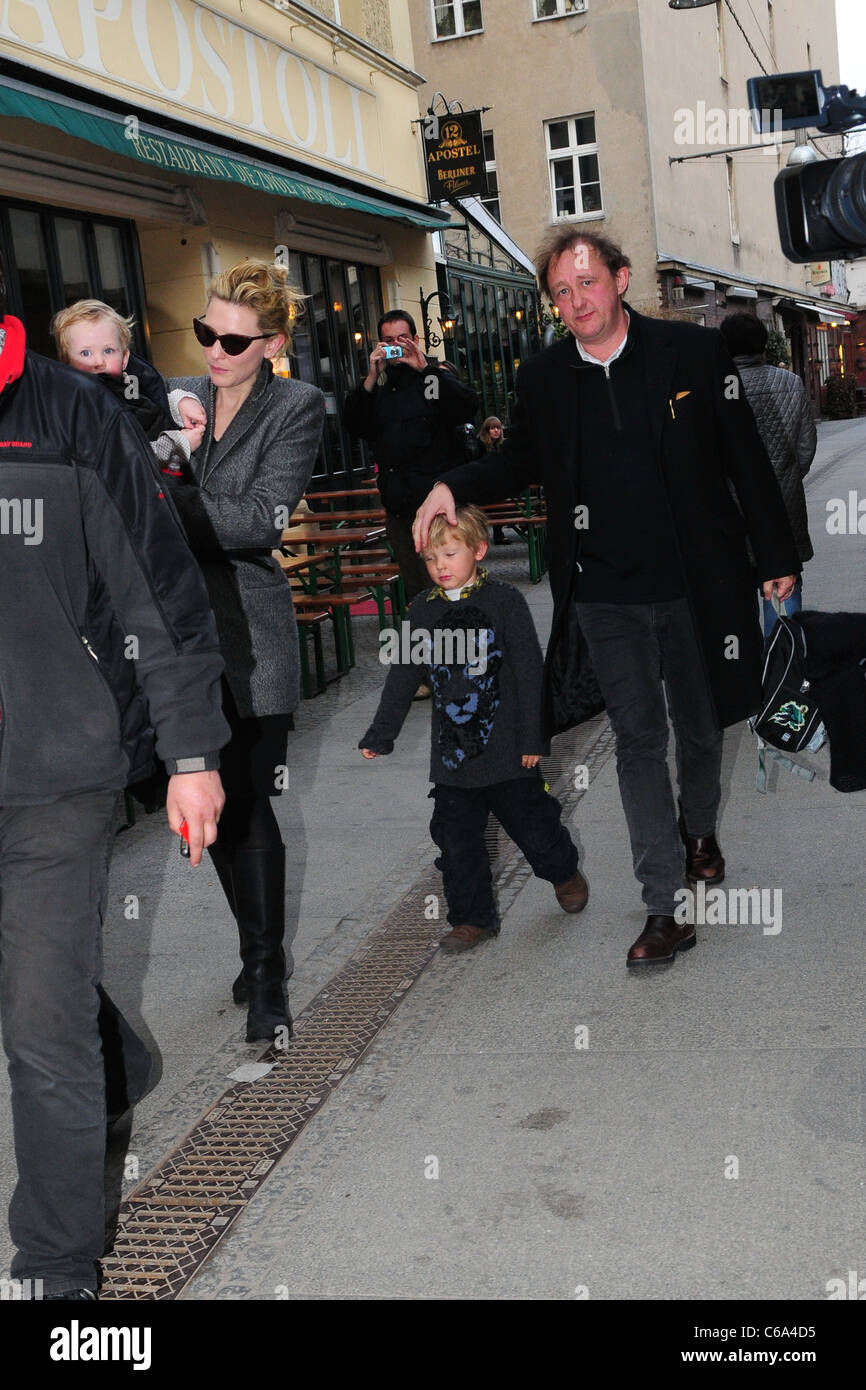 Cate Blanchett, marito Andrew Upton e i loro bambini lasciando 12 Apostel ristorante italiano a Savignyplatz. Berlino, Germania - Foto Stock
