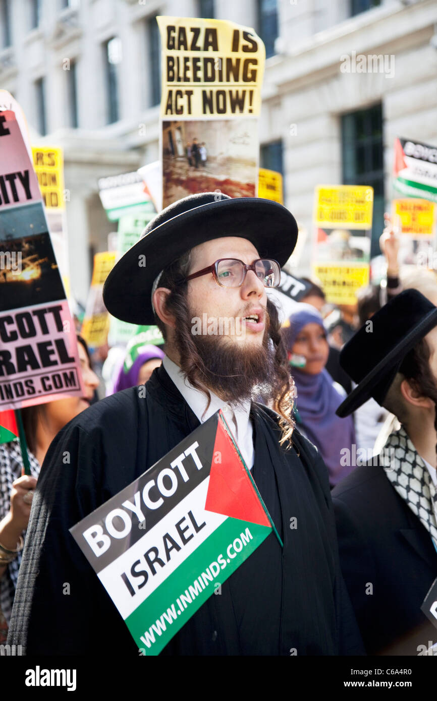 Ebrea ortodossa israeliana anti / il sionismo manifestazione a Londra. Gli ebrei che protestavano contro l'occupazione ed una posizione chiusa di Palestina. Foto Stock