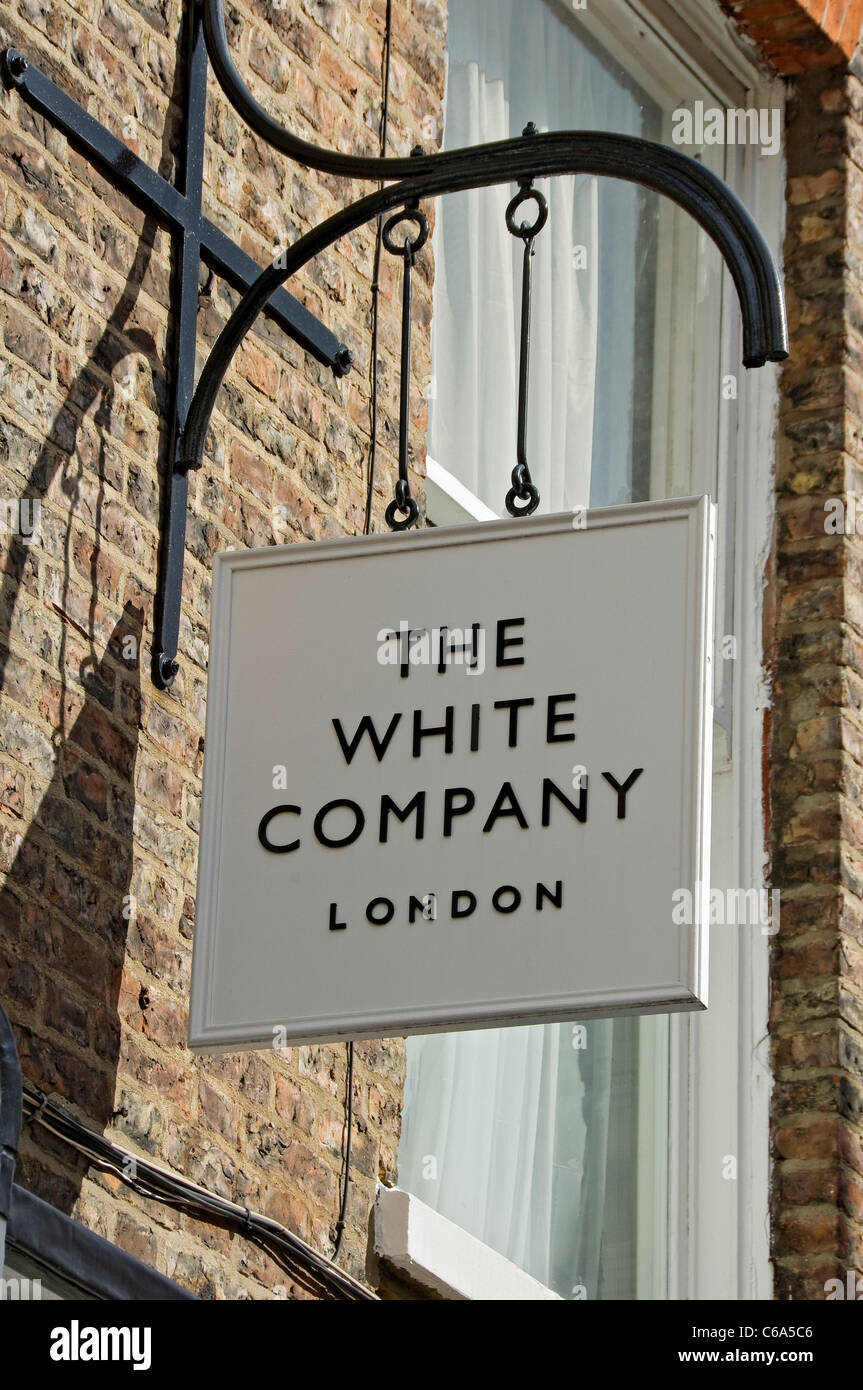 Cartello appendiabiti fuori dal negozio della White Company York North Yorkshire England UK Regno Unito GB Gran Bretagna Foto Stock