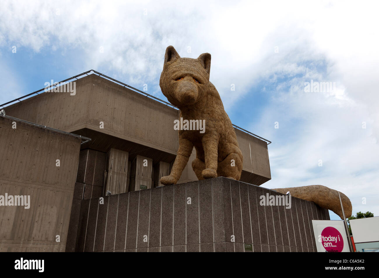 Urban Fox artwork di paglia, Queen Elizabeth Hall Waterloo Bridge terrazza, Southbank, Londra. Foto Stock