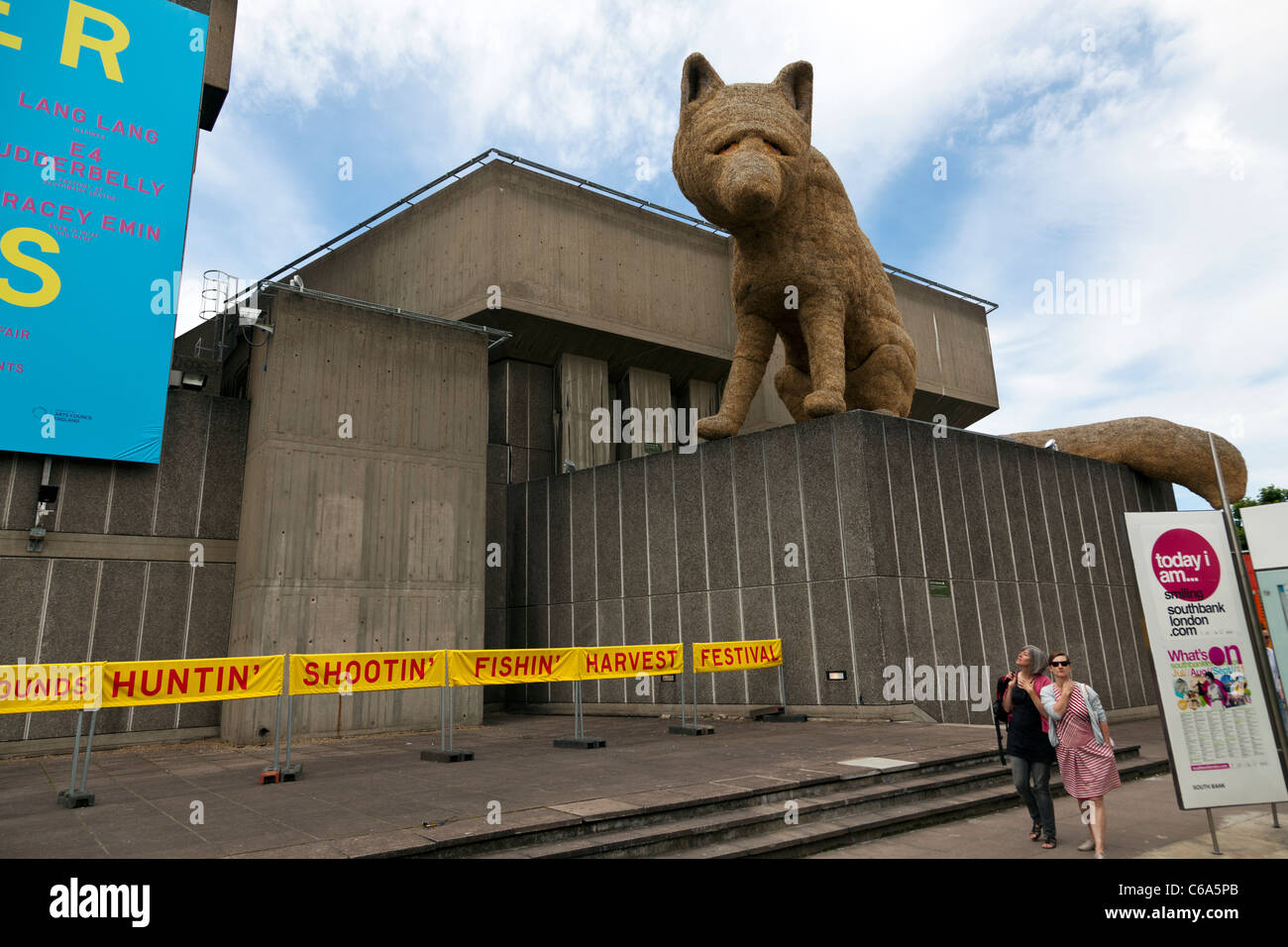 Urban Fox artwork di paglia, Queen Elizabeth Hall Waterloo Bridge terrazza, Southbank, Londra. Foto Stock