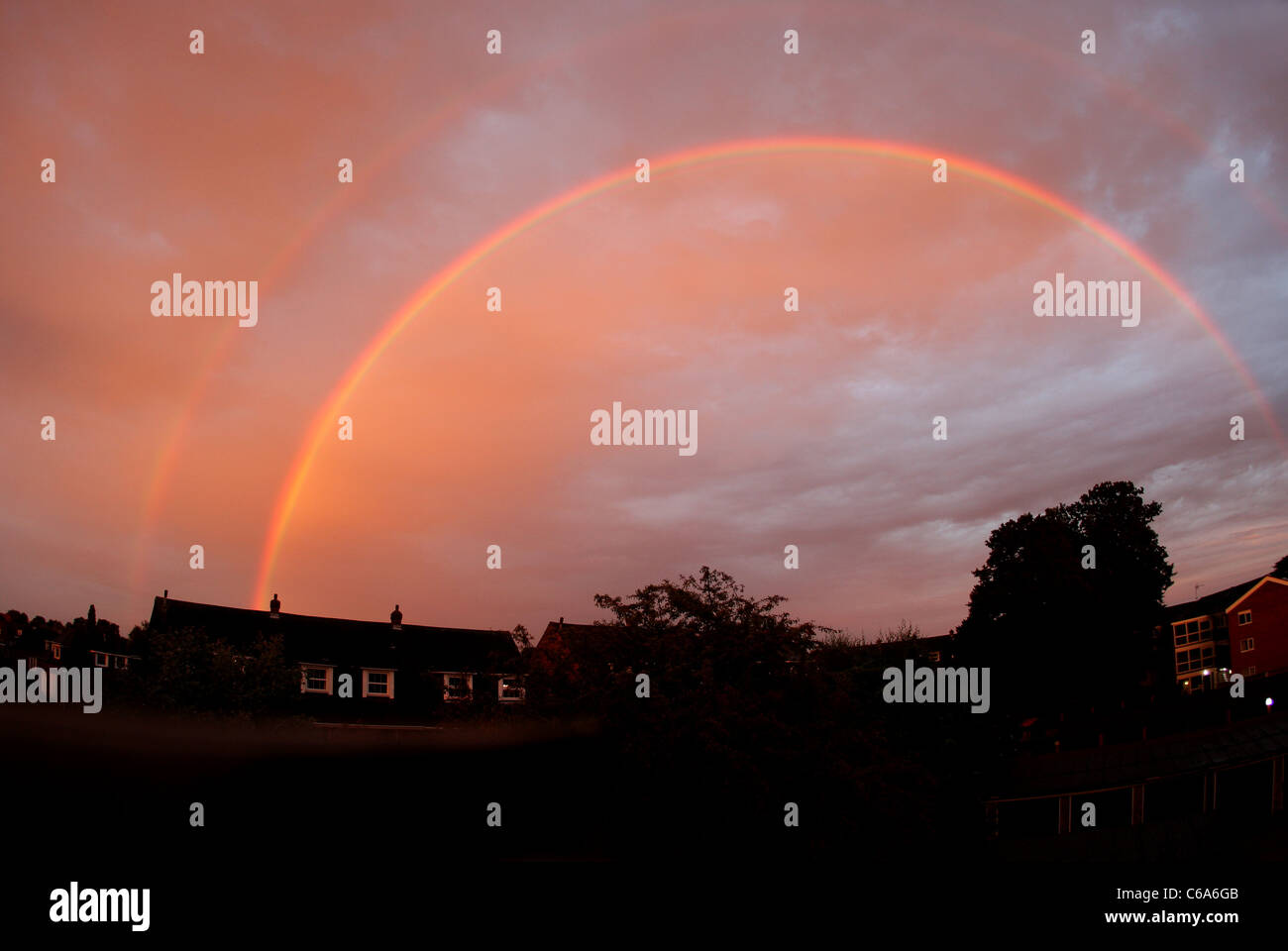 Doppio arcobaleno su Epping a Essex, Regno Unito durante il tramonto. Foto Stock