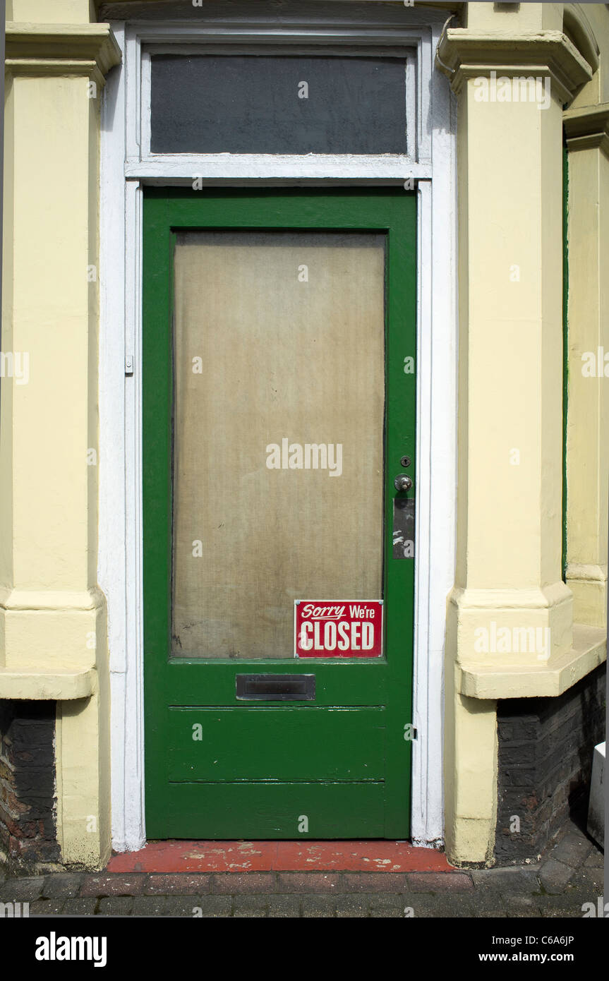 "Spiacente Siamo chiusi' segno nella porta di negozio Foto Stock