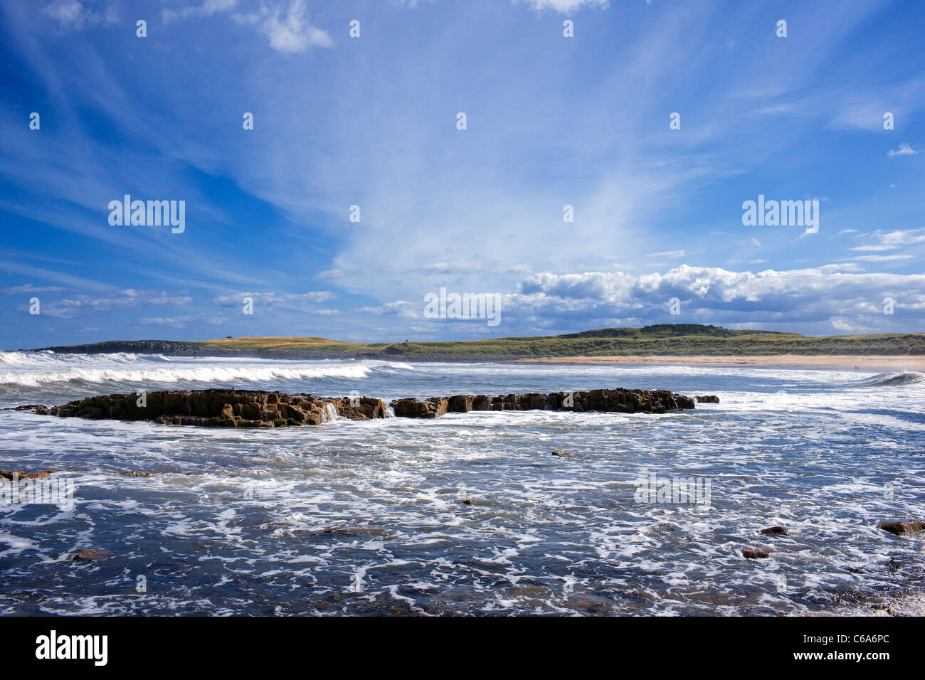 Foro di calcio Bay sulla costa Northumbrian, estate. Accessibile solo a piedi. Foto Stock