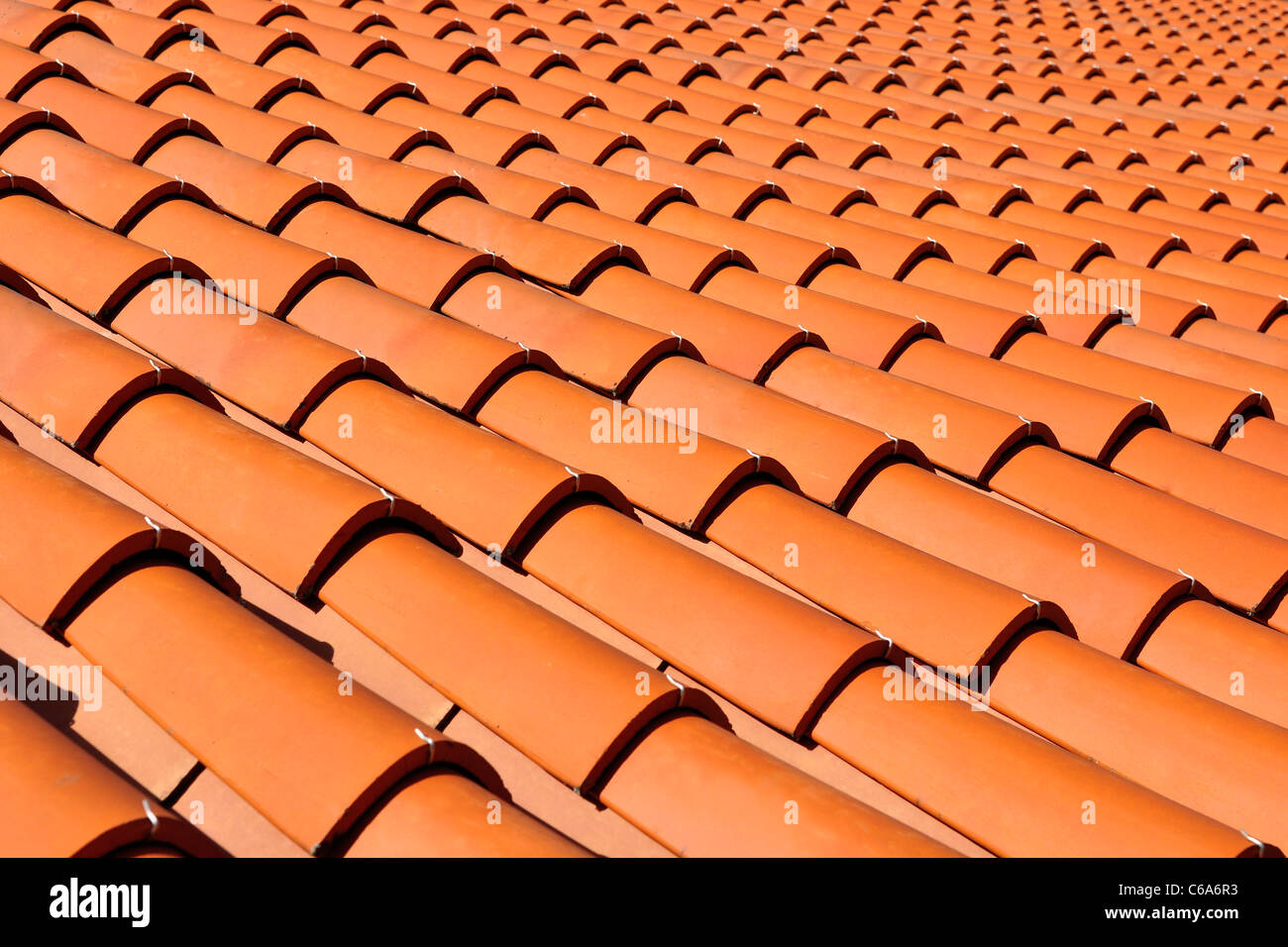 Orange tegole del tetto realizzato a partire da un materiale ceramico Foto Stock