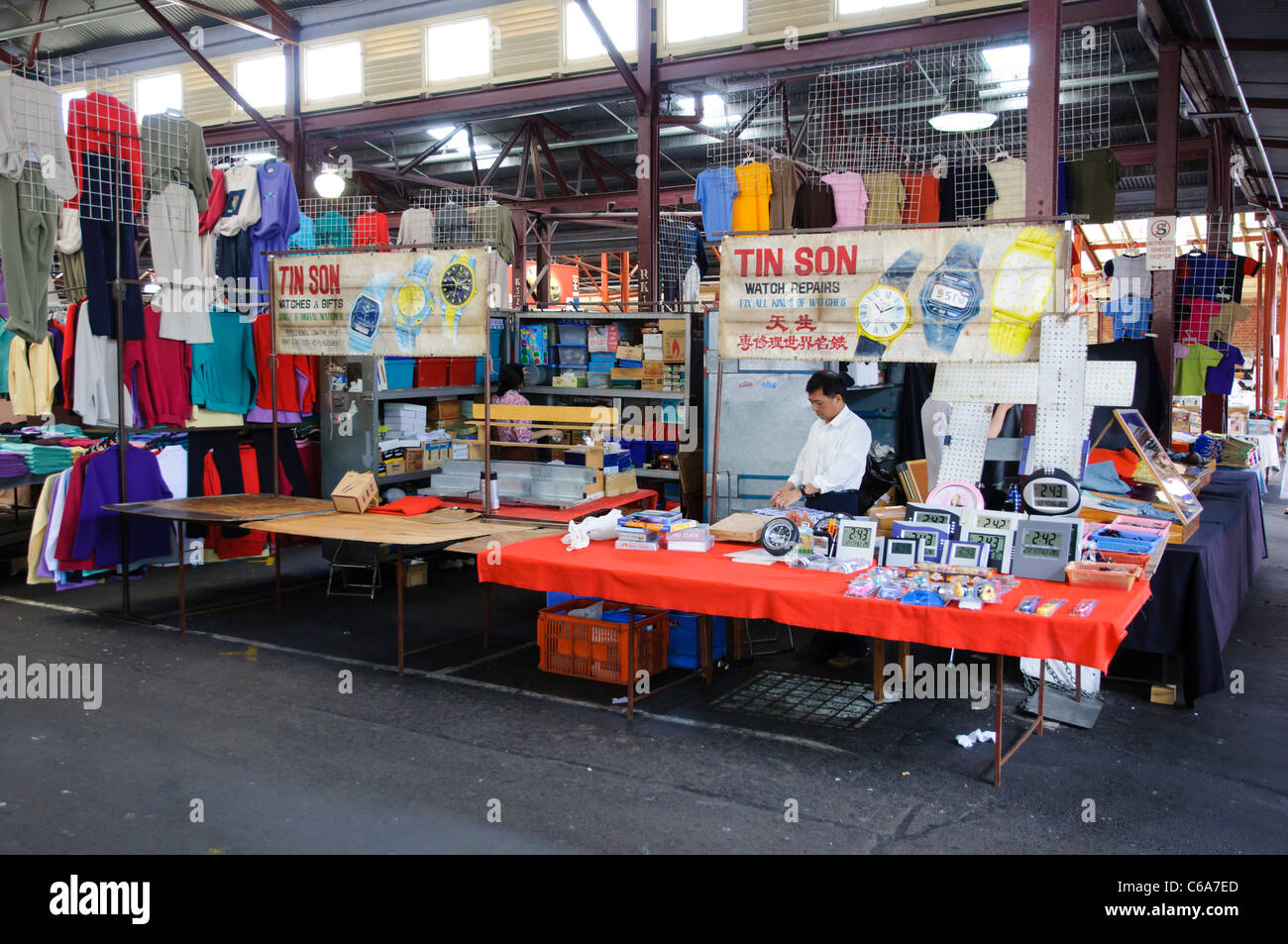 Australian cinese guarda in stallo al Queen Victoria Market, Melbourne, Australia Foto Stock