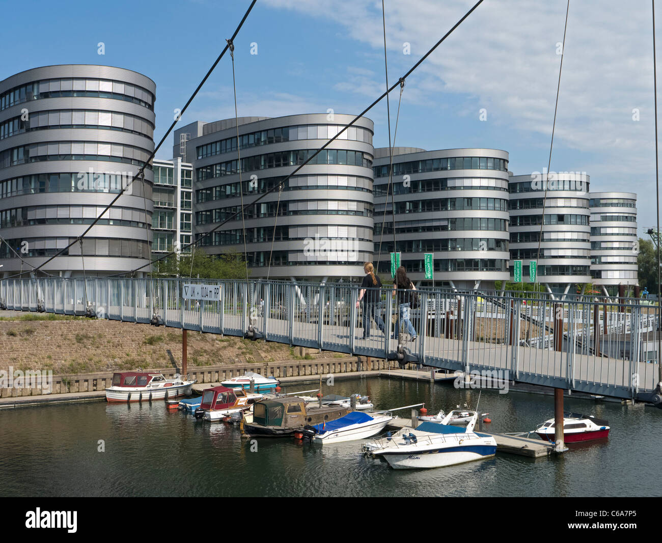 Passerella Pedonale moderna e di edifici per uffici a area Innenhafen di Duisburg in Renania settentrionale-Vestfalia Germania Foto Stock