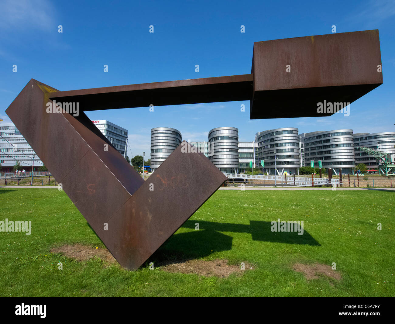 Scultura in acciaio e moderni edifici per uffici a area Innenhafen di Duisburg in Renania settentrionale-Vestfalia Germania Foto Stock