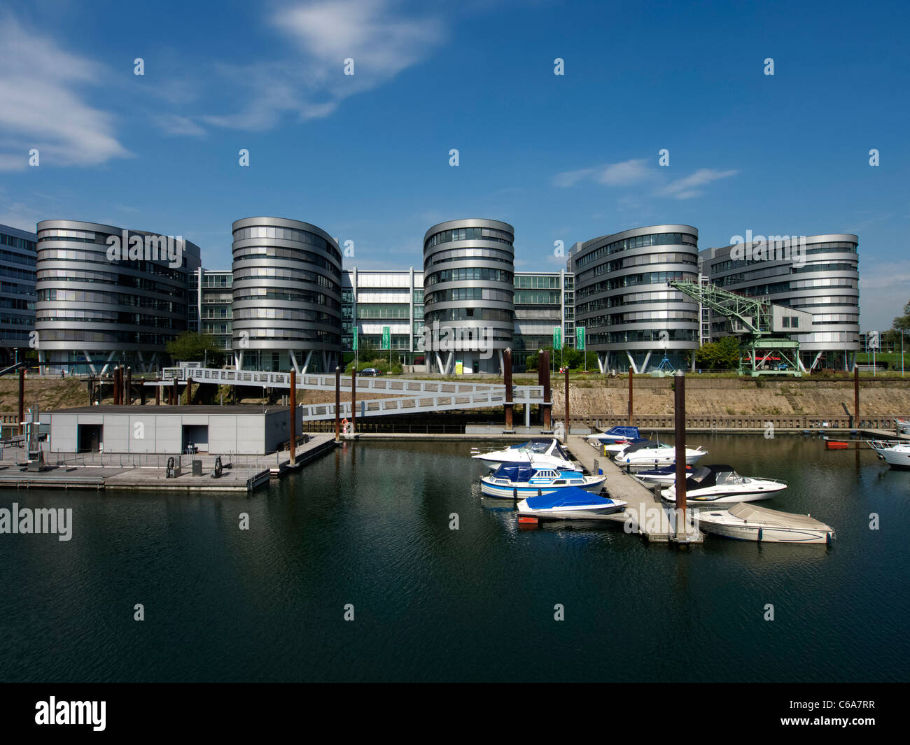 Uffici moderni edifici chiamati i cinque imbarcazioni al Innenhafen area di Duisburg in Renania settentrionale-Vestfalia Germania Foto Stock