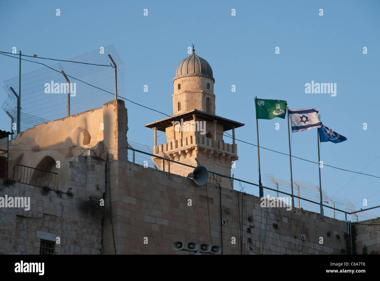 Minareto e bandiera israeliana visto dalla parete occidentale esplanade. Gerusalemme vecchia città. Israele Foto Stock