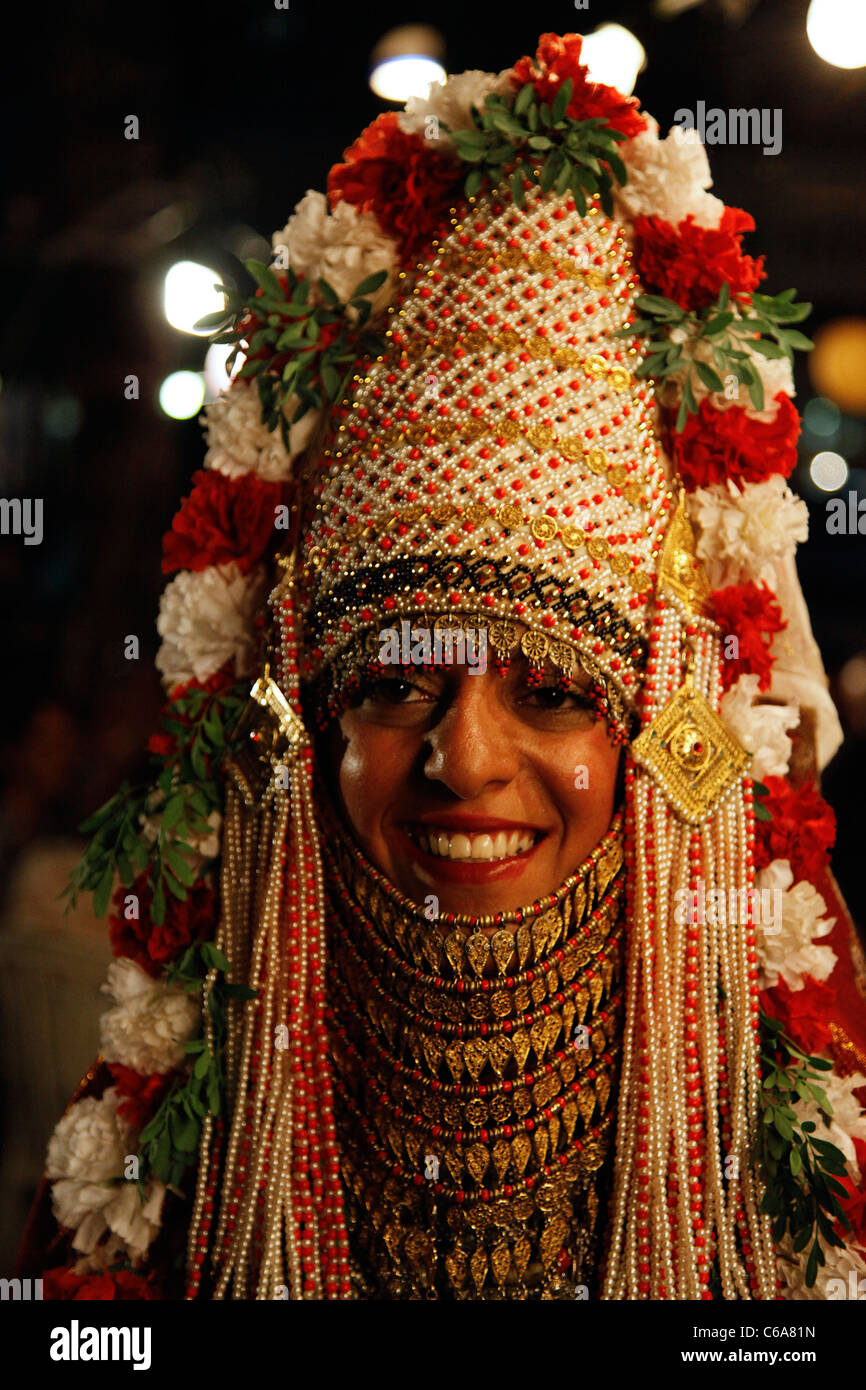 Un yemeniti o ebrea yemenita sposa indossando il tradizionale copricapo elaborati chiamato Gargush Foto Stock