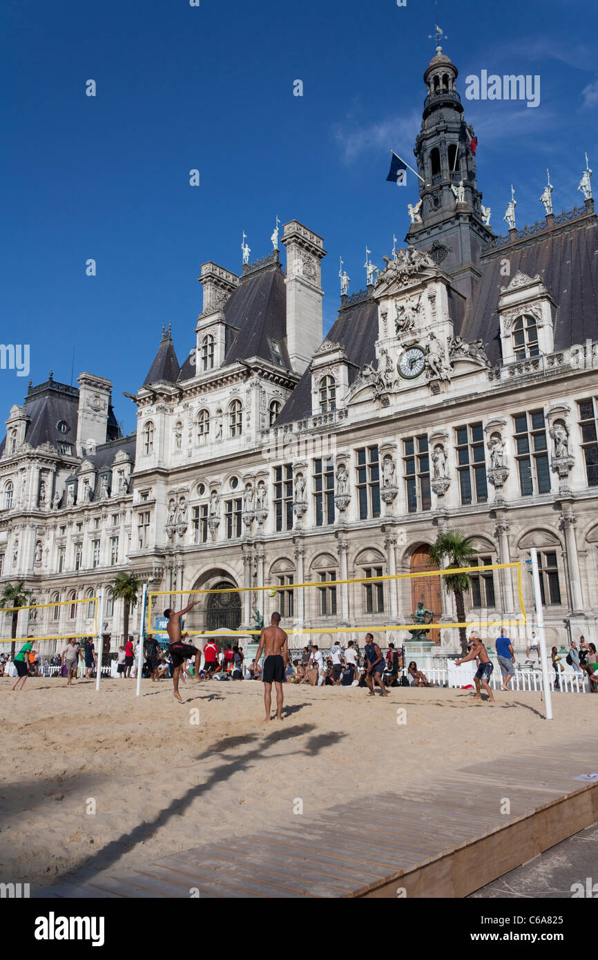 Gli sportivi la riproduzione di beach volley di fronte al municipio di Parigi,Francia Foto Stock