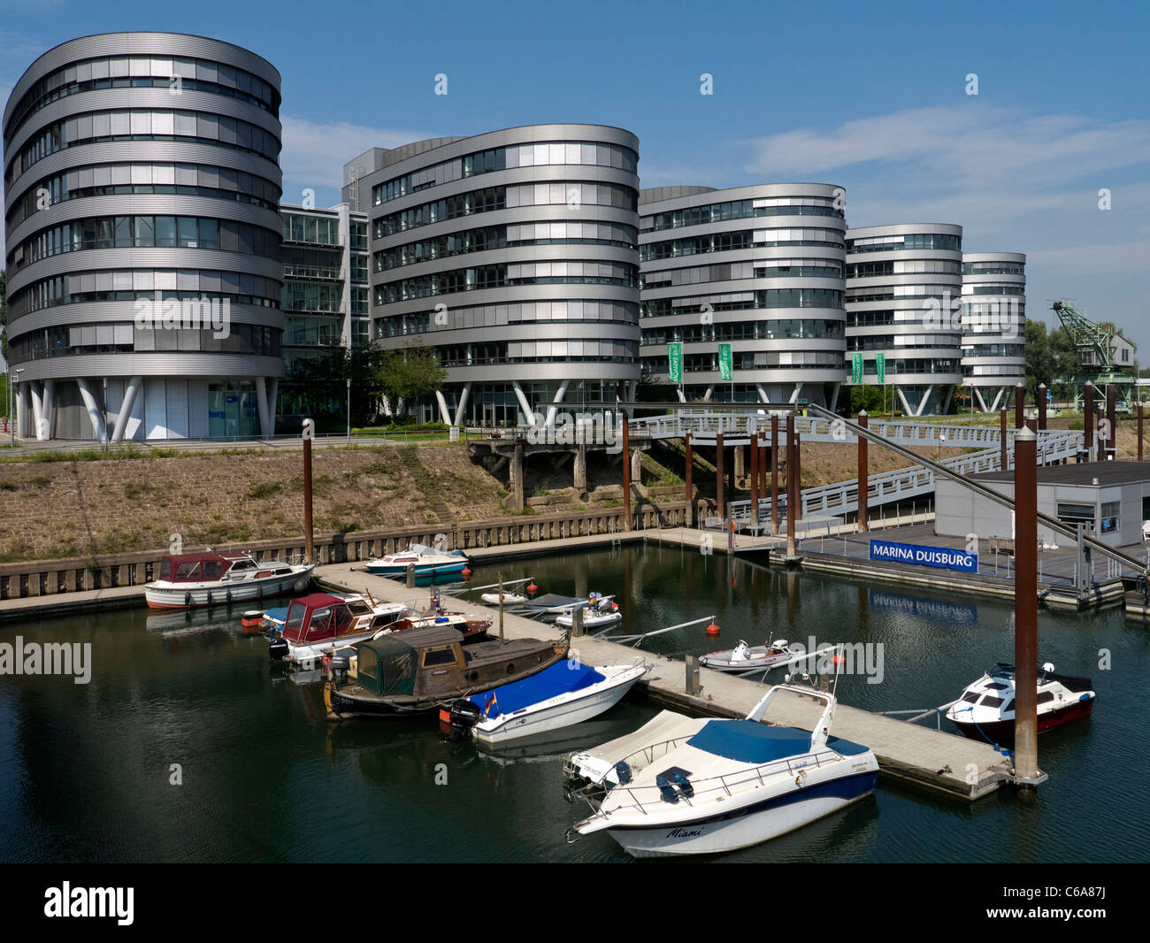 Uffici moderni edifici chiamati i cinque barche e Marina di area Innenhafen di Duisburg in Renania settentrionale-Vestfalia Germania Foto Stock
