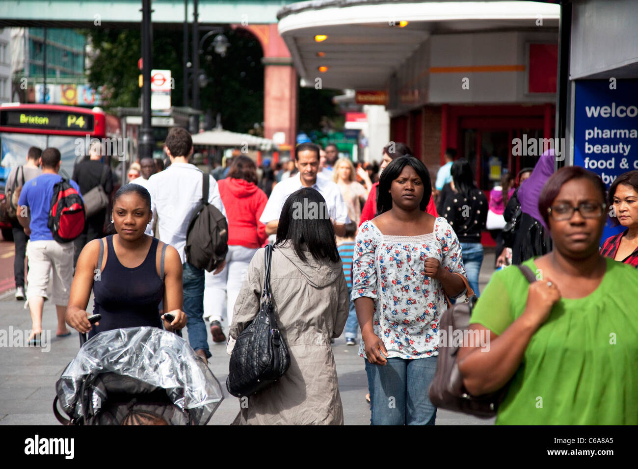Scena di strada sulla strada di Brixton, una zona multiculturale nel sud di Londra. Conosciuta prevalentemente come un nero la comunità dei Caraibi. Foto Stock