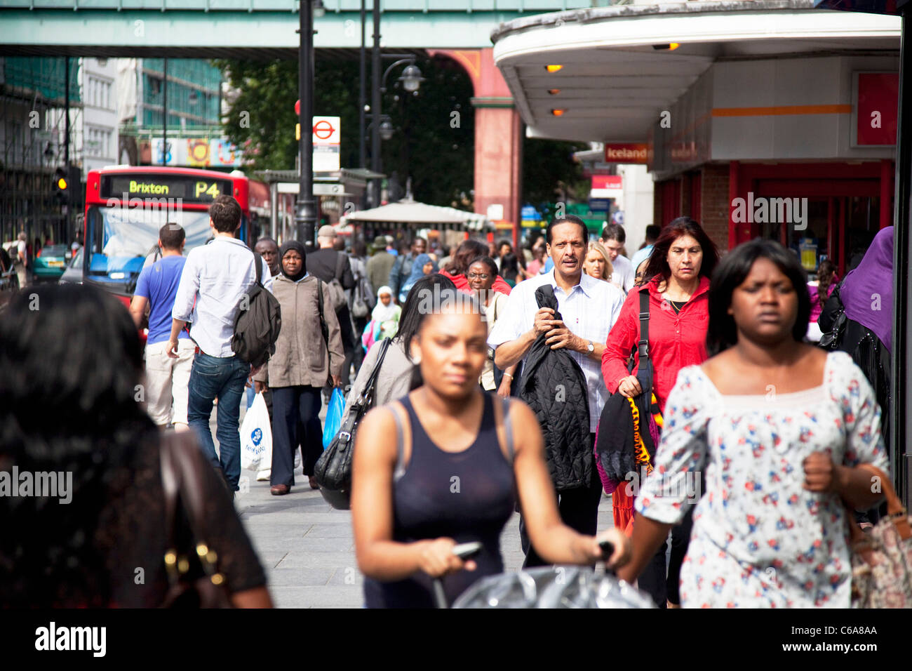 Scena di strada sulla strada di Brixton, una zona multiculturale nel sud di Londra. Conosciuta prevalentemente come un nero la comunità dei Caraibi. Foto Stock