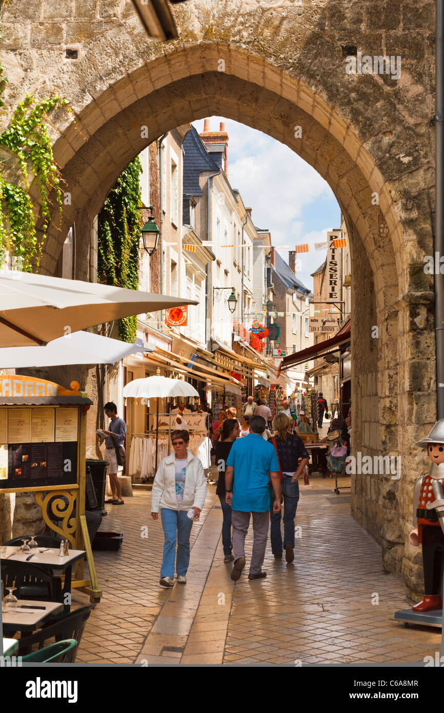 Scena di strada di Amboise, strada principale, Valle della Loira, Indre et Loire, Francia, Europa Foto Stock
