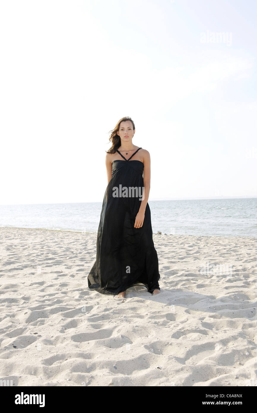 Giovane donna, 20+, in piedi in una lunga veste sulla spiaggia, stile di  vita, sensualità, spazio, leggerezza, Niendorf presso il Mar Baltico Foto  stock - Alamy