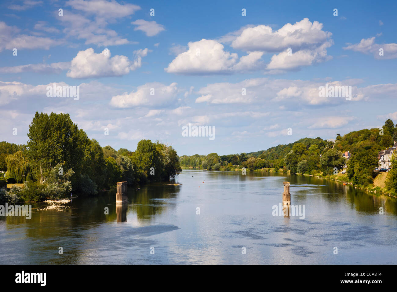 Il fiume Loira ad Amboise, Indre et Loire, in Francia, in Europa con i pilastri di un antico ponte distrutto Foto Stock