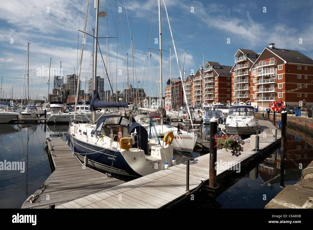 Gran Bretagna Inghilterra Suffolk Ipswich Waterside Nettuno Marina guardando verso Wherry Quayside Foto Stock