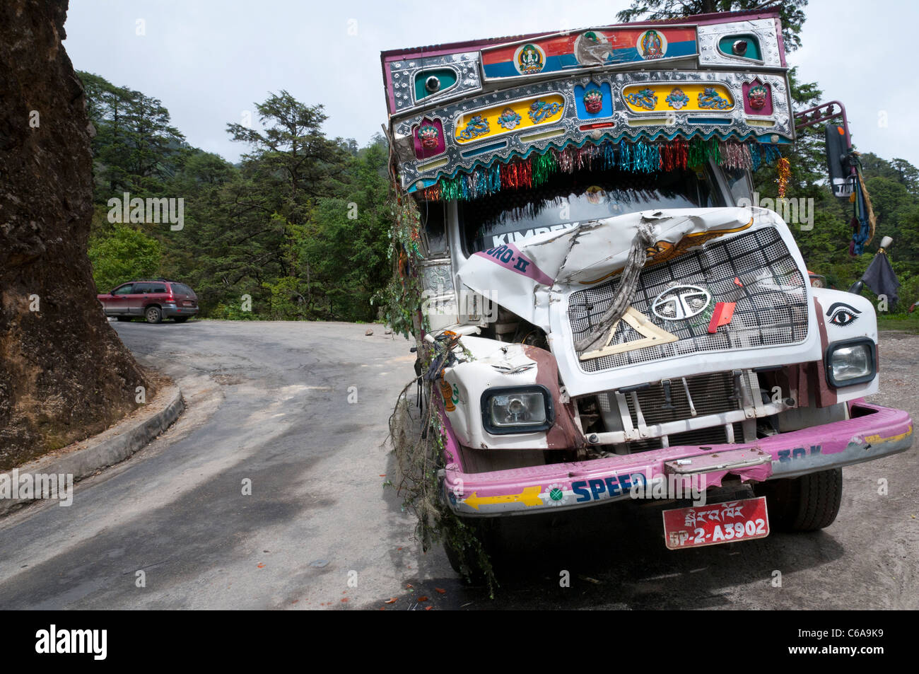 Le strade di montagna in Bhutan. Il carrello dopo incidente stradale. Foto Stock
