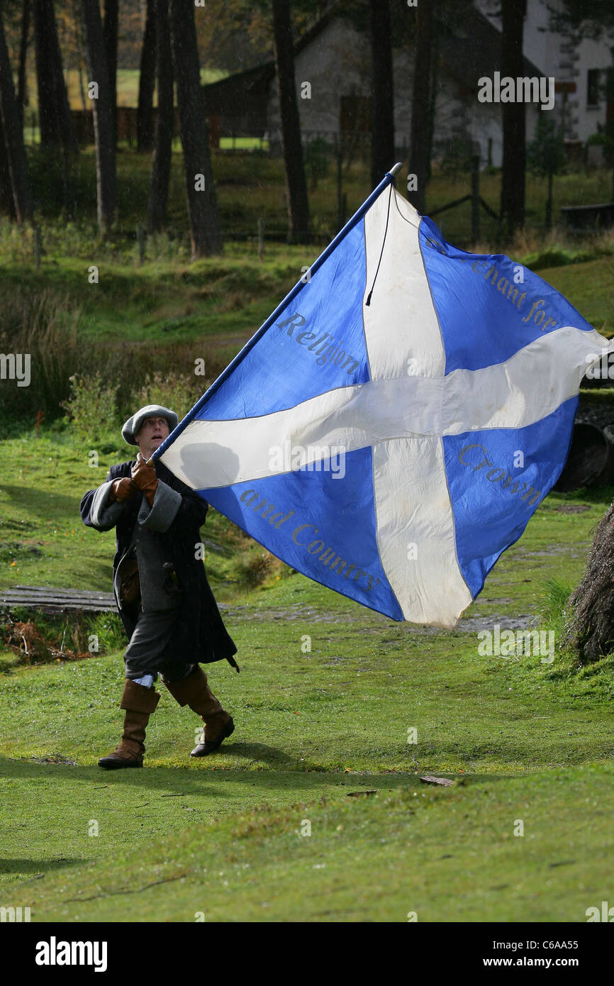Gli stati di [Fraser, Dragoni], un diciassettesimo secolo rievocazione della società, tenendo la si intraversa (bandiera scozzese) Foto Stock