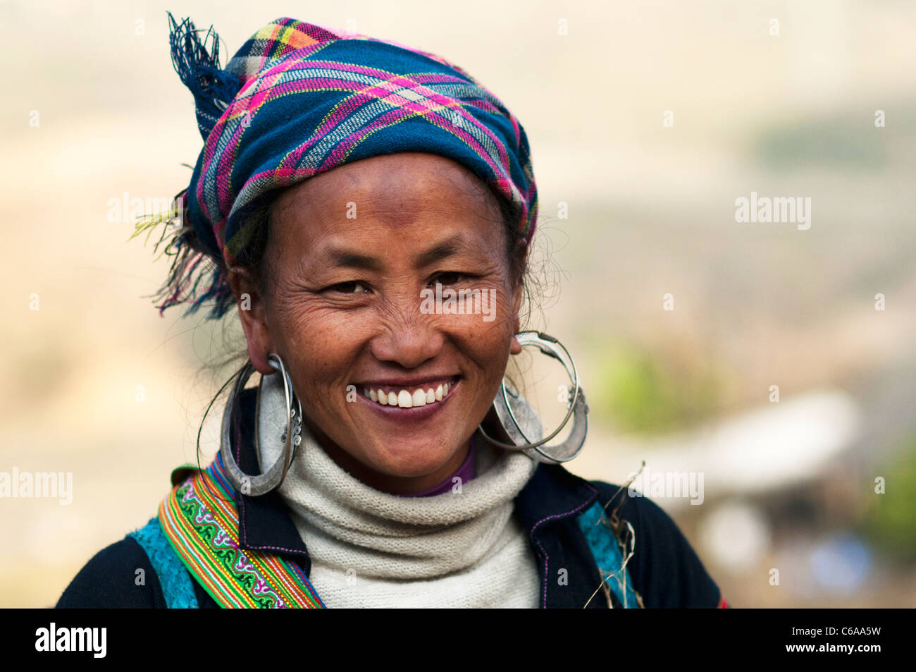 Ritratto di una donna dalla minoranza etnica dei Hmongs in Sapa, del Vietnam del Nord. Foto Stock