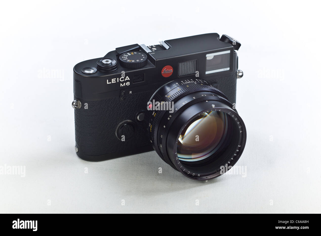 Leica Leitz fabbricate in Germania M6 Rangefinder RF pellicola classica fotocamera con 50mm mm f1 Noctilux lente su sfondo bianco Foto Stock