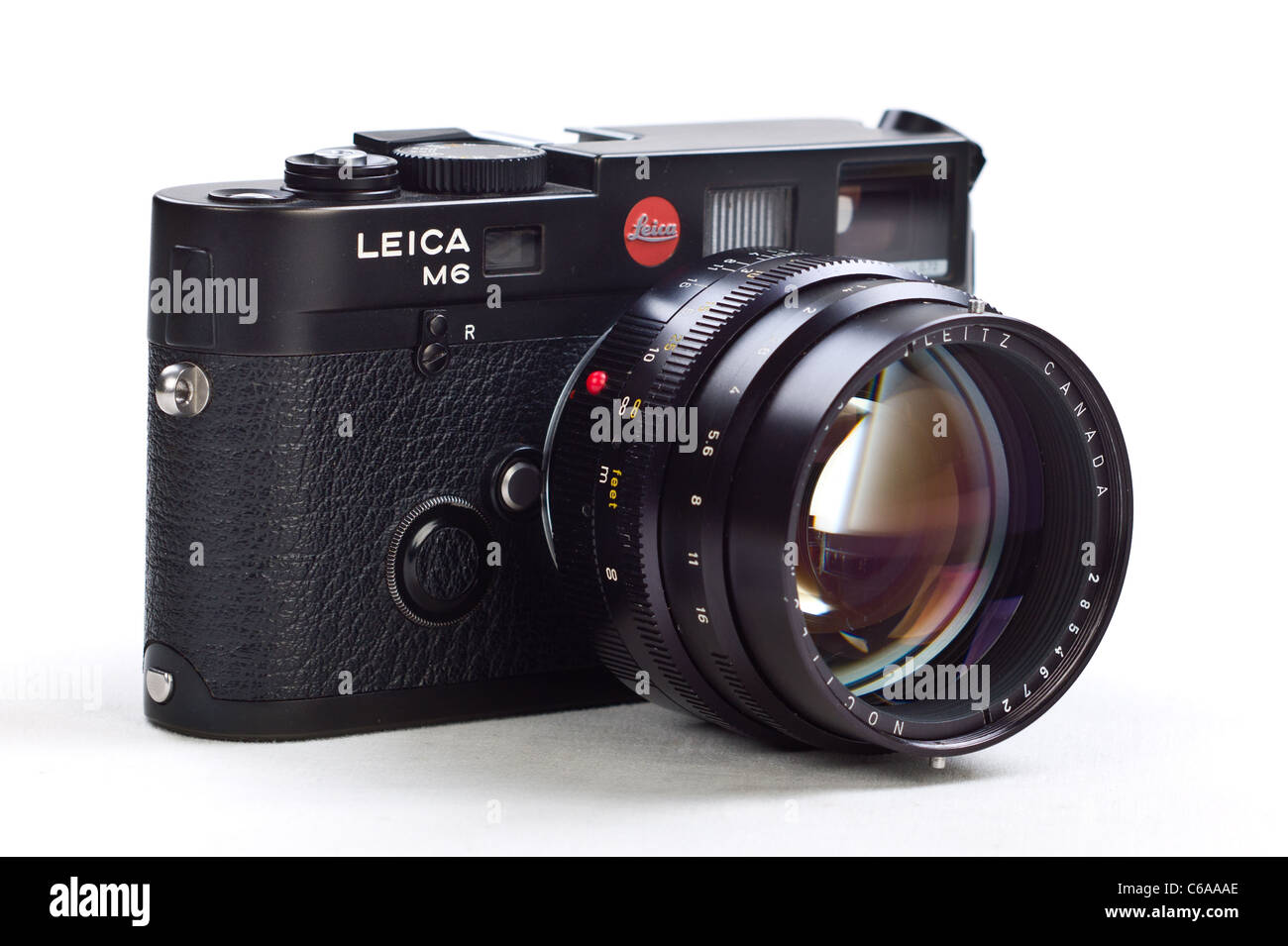 Leica Leitz fabbricate in Germania M6 Rangefinder RF pellicola classica fotocamera con 50mm mm f1 Noctilux lente su sfondo bianco Foto Stock