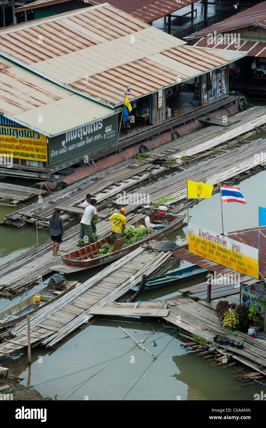 Lo scarico di banane in un villaggio galleggiante sul fiume Songaria, Sangkhlaburi, la provincia di Kanchanaburi Thailandia Foto Stock