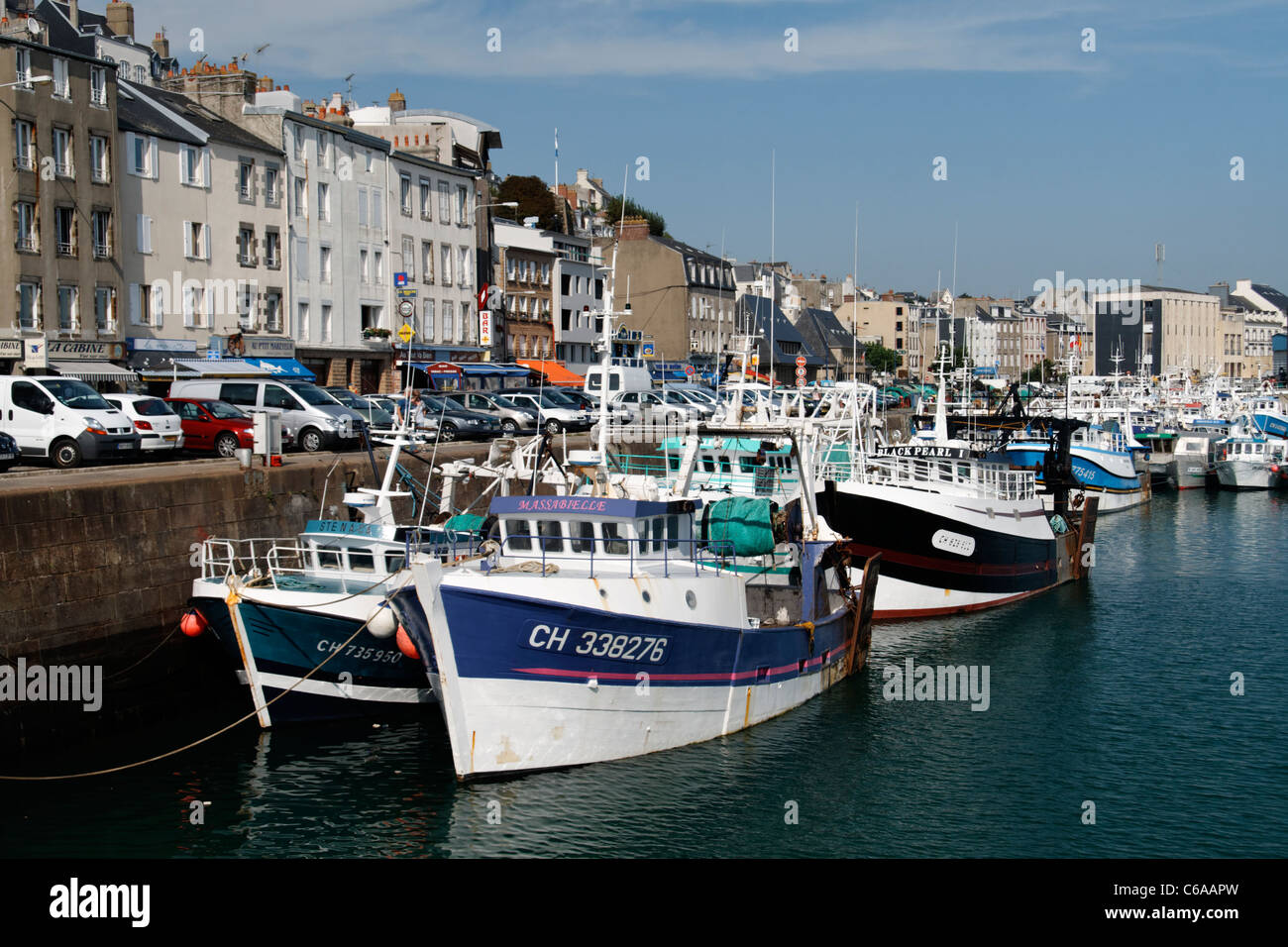 Granville Harbour, i pescherecci con reti da traino, Pointe du Roc, città (Manche, Normandia, Francia). Foto Stock