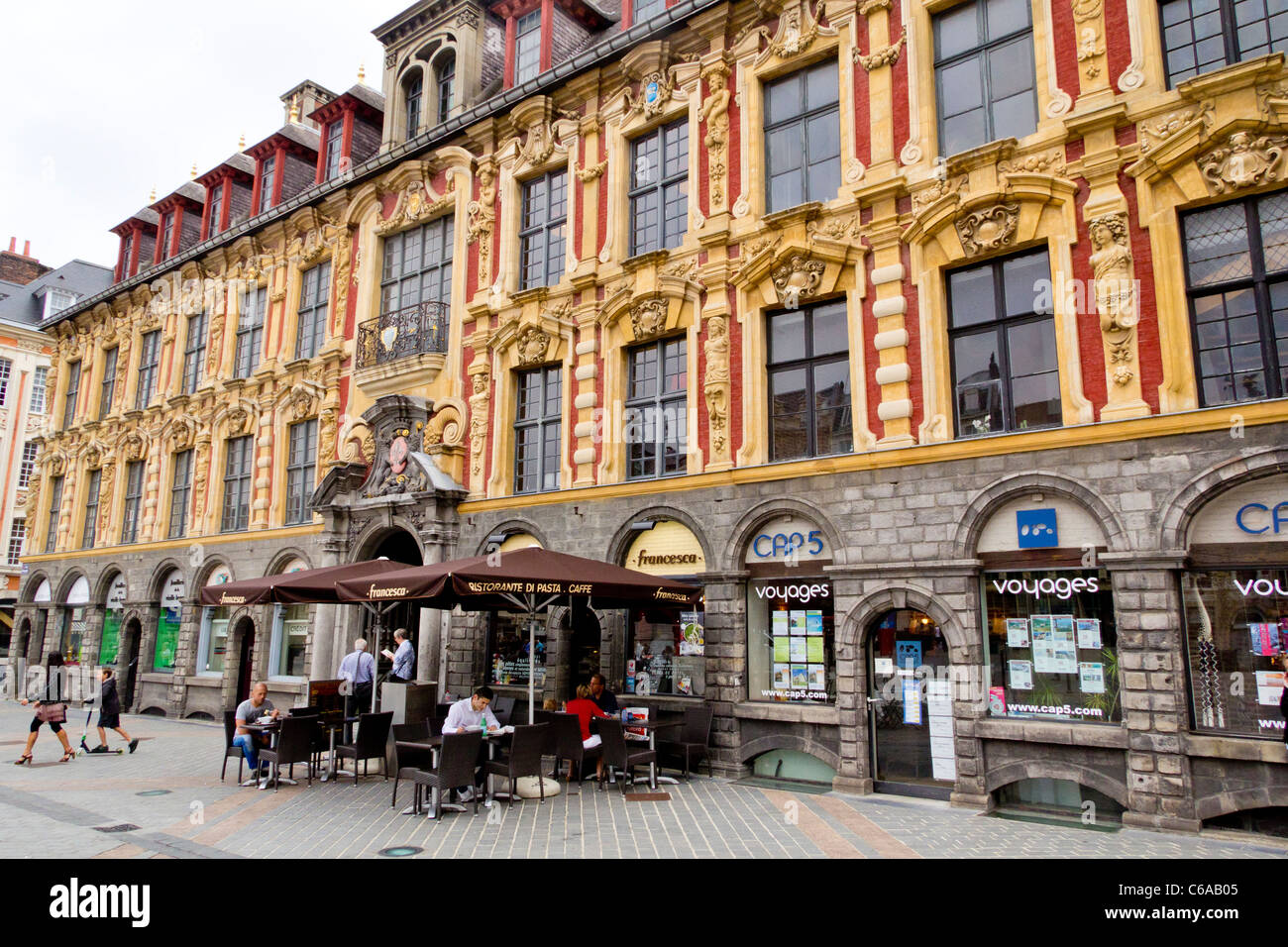 Il lato della Vieille Bourse rivolta verso la Grand Place, città di Lille, Nord-Pas de Calais, Francia Foto Stock