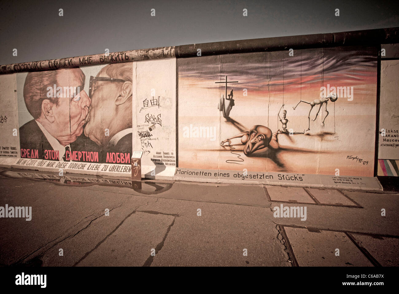 Ridipinto di pittura murale a East Side Gallery, il muro di Berlino, Mauer, il bacio, Berlino, Germania Foto Stock