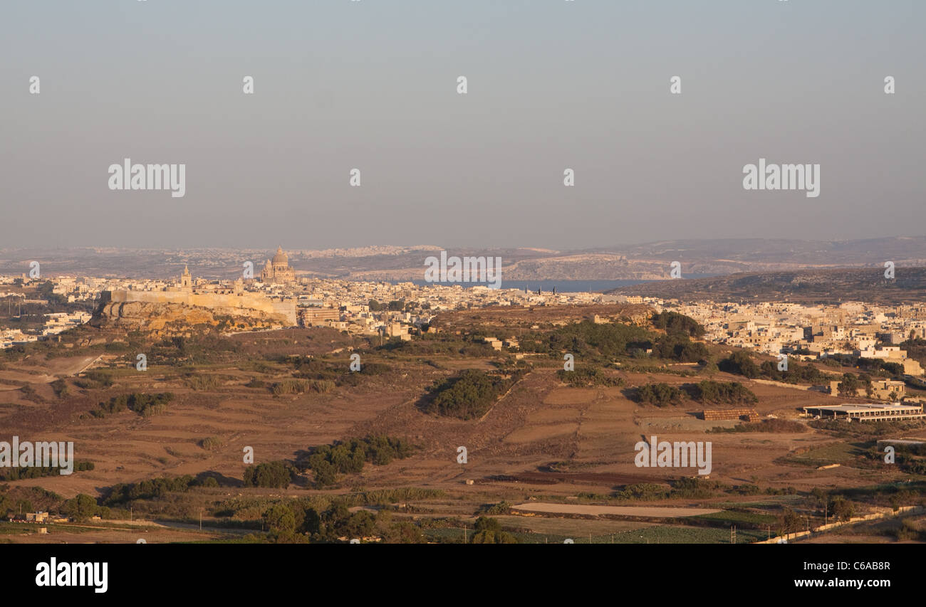 Vista dalla collina di Ghammar, nei pressi di Ta Pinu, guardando verso Malta con la cittadella di Victoria a metà distanza. Foto Stock