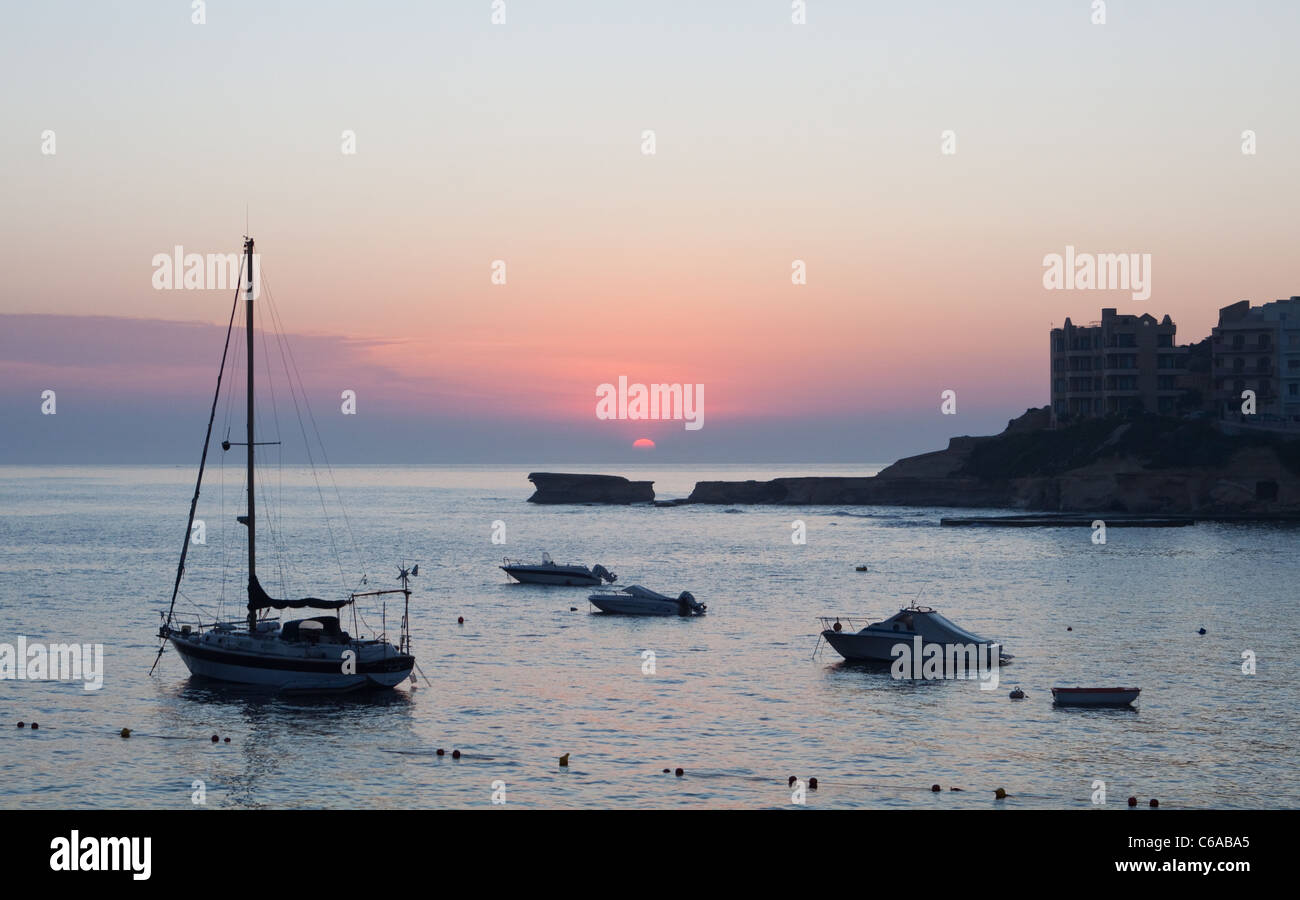 Sunrise over Marsalfon Bay, Gozo, Malta Foto Stock