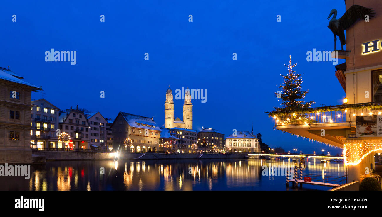 La Svizzera,Zurigo, centro storico, fiume Limmat di notte, Limmatquai Grossmunster, Hotel Storchen Foto Stock