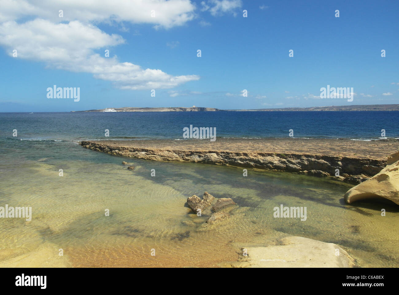 Vista di Comino con Malta a distanza dal vicino a Mgarr a Gozo, Malta Foto Stock