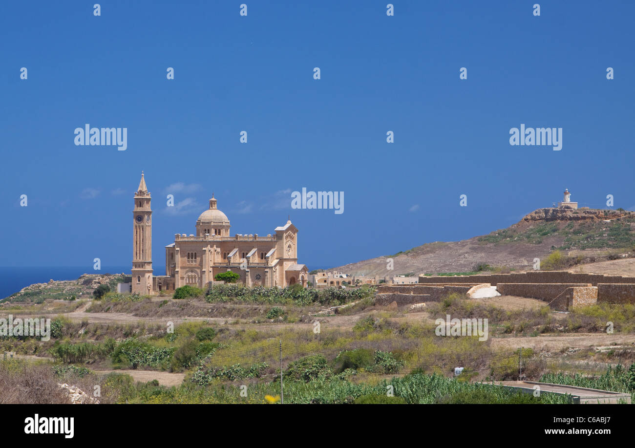 Santuario di Nostra Signora di Ta Pinu con Ghammar hill Gozo, Malta Foto Stock