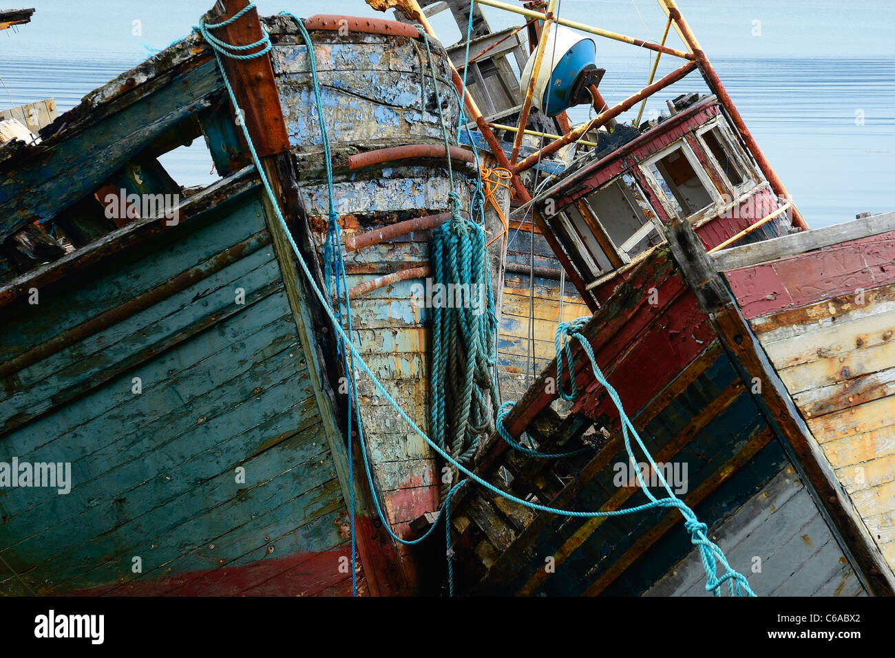 Spiaggiata e devastata barche da pesca sul Isle of Mull, Scozia Foto Stock