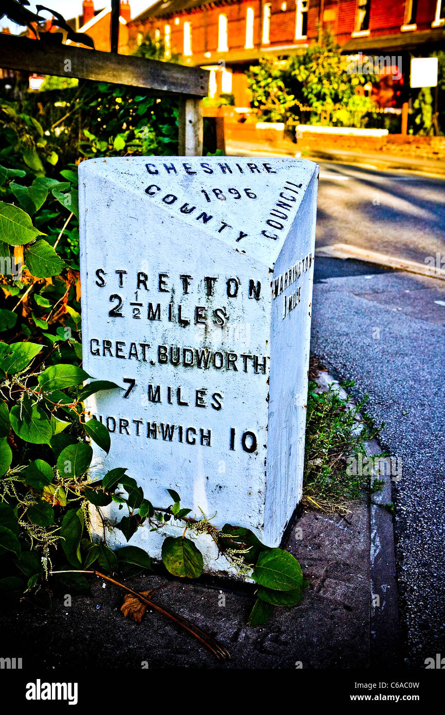 Pietra miliare eretto dalla contea di Cheshire Consiglio nel 1896 a Stockton Heath, a 1 miglio da Warrington Foto Stock